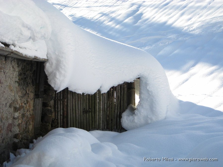 09 Baita Pantano in Val d'inferno avvolta dalla neve.JPG